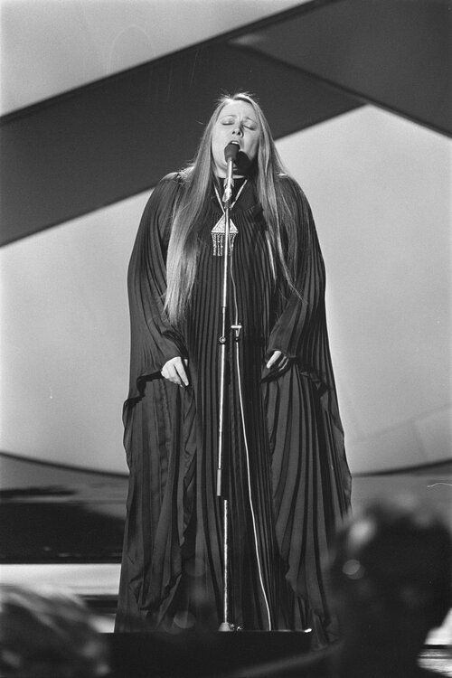 Mariza Koch as Singer