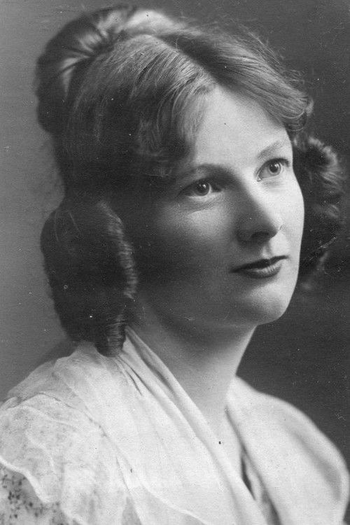 Viola Lyel as Mabel Cooper