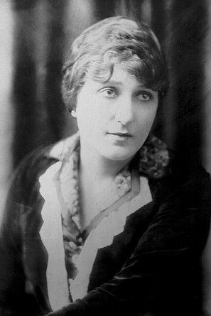 Léontine Massart as