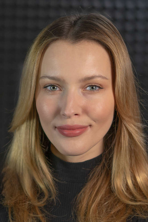 Linda Bartošová as Reporter (voice)