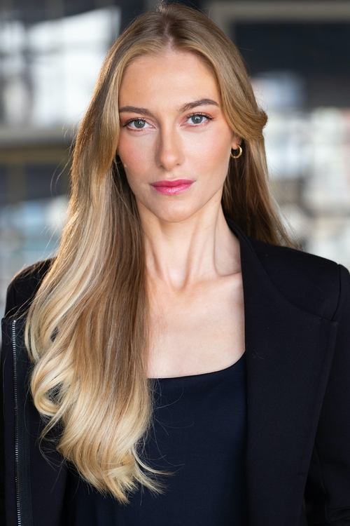 Rebecca Tarabocchia as Dakota