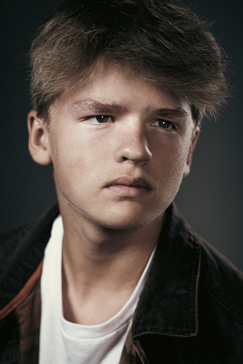 Boden Johnston as Dylan Chapman