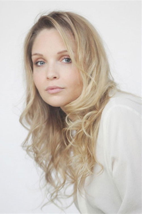 Laura Giudice as Mona