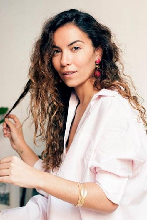 Marta Vives as Présentatrice