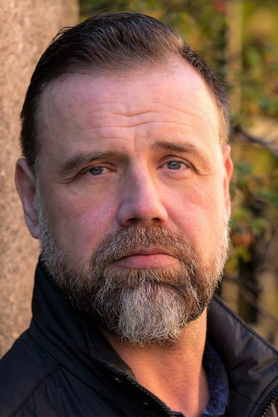 Gerhard Saks as Waiter