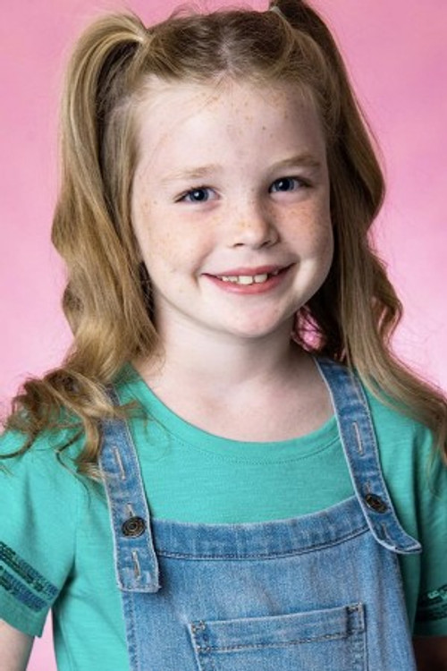 Ellie May as Sarah Starling