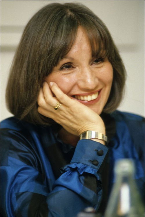 Ana Diosdado as Lola