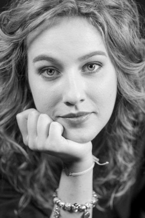 Battai Lujzi Lili as Ivett