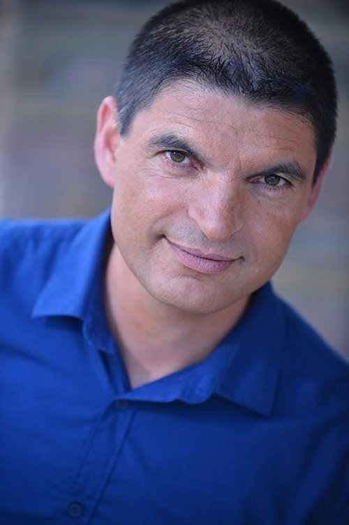 Teo Ciltia as James Potts