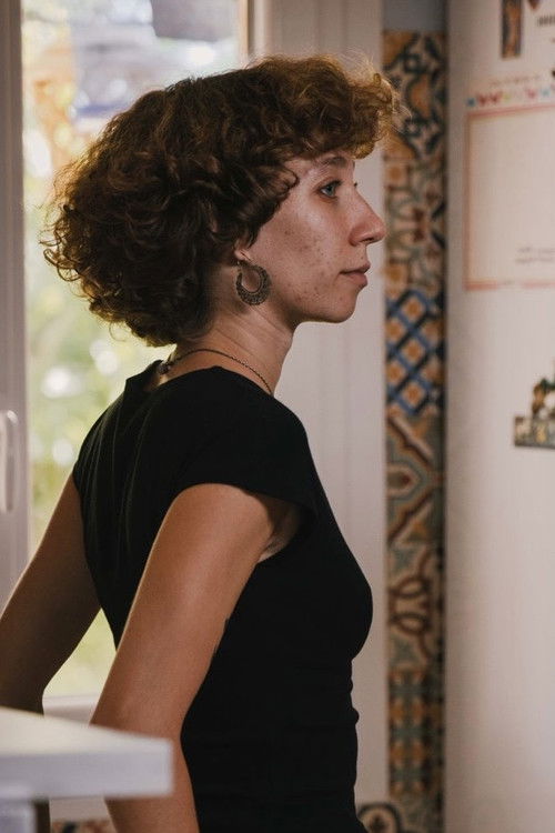 Romane Valiente as The girl