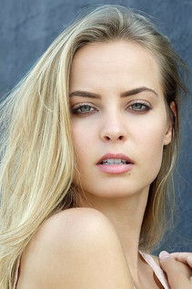 Sydney Bakich as Samantha