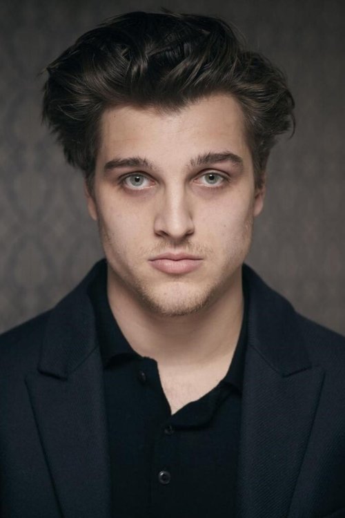 Jonas Dassler as Karl