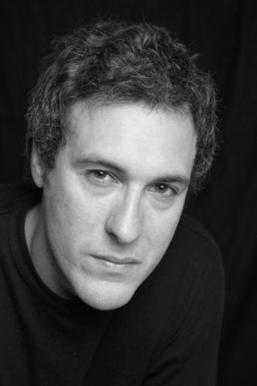 Ricardo Aibéo as Padre Vítor