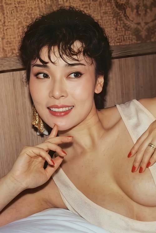 Kim Gee-mei as Chiu Wai Ching / Juhn
