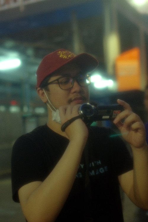 Azzam Fi Rullah as Anak kampung