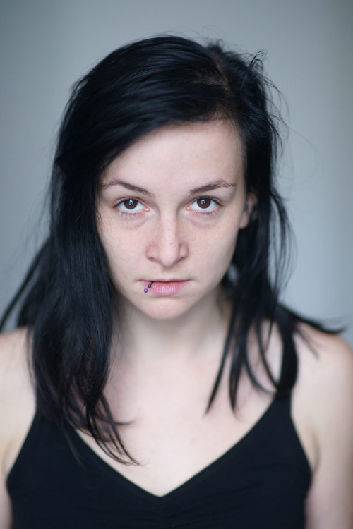 Nadine Pape as Intershop-Verkäuferin