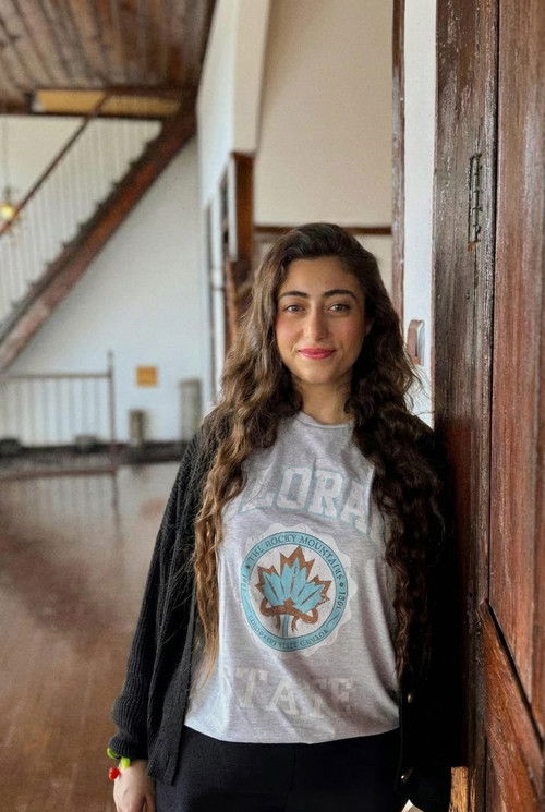 Şefikanur Çetin as