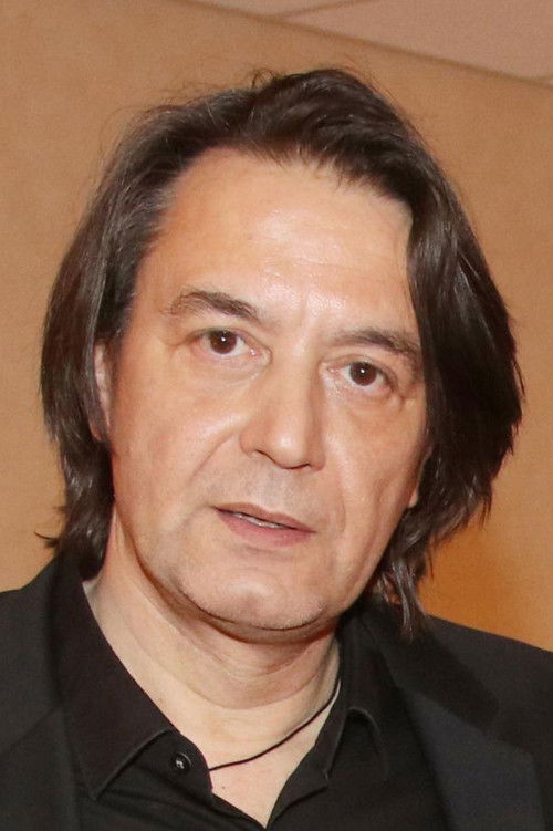 Yannis Kotsiras as Singer