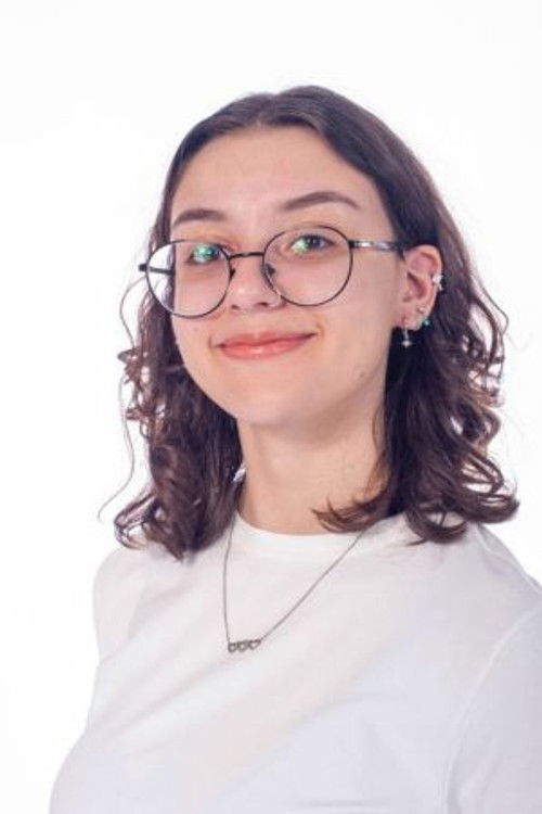 Maria Luísa Nóvoa as Cassandra