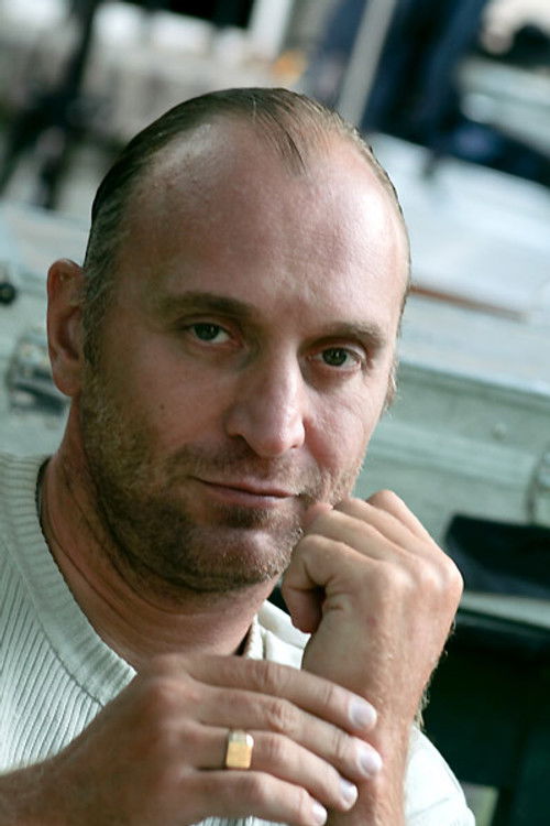 Xavier Gojo as Agent de sécurité Tati