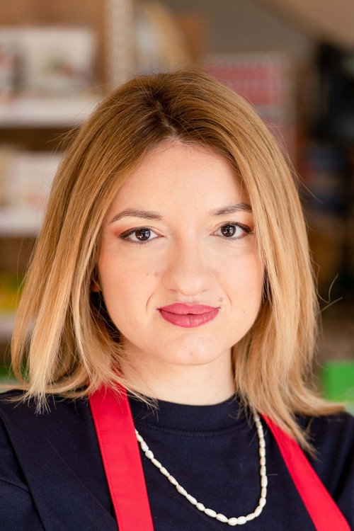 Katerina Patsiani as Efi Cereni