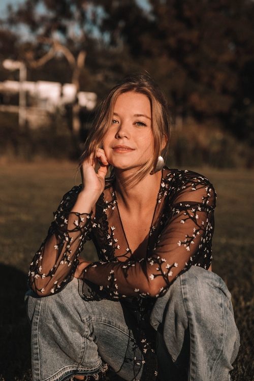 Olivia Gill as Julia