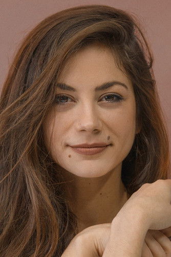 Antriana Andreovits as Λουίζα