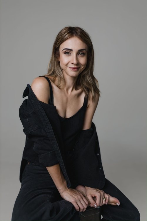 Simoné Pretorius as Vivian