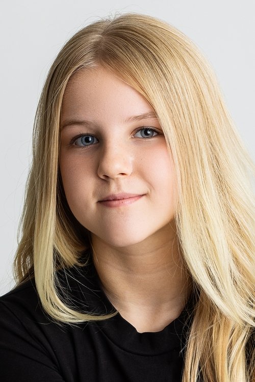 Bailey Thain as Kelly