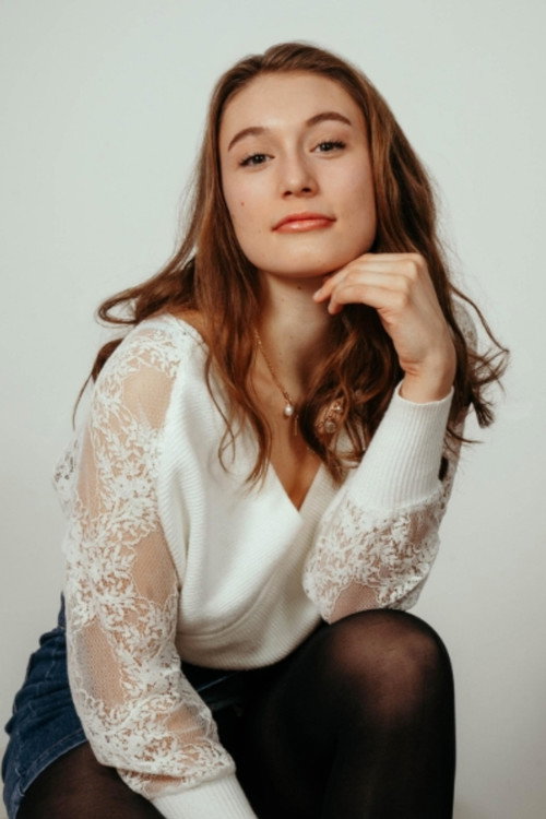 Jordan Carpenter as Taylor