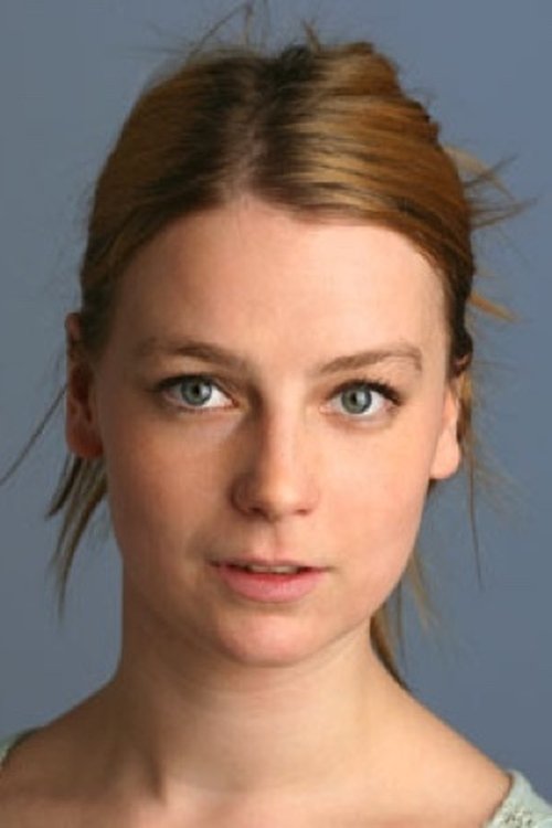 Maja Beckmann as Julia
