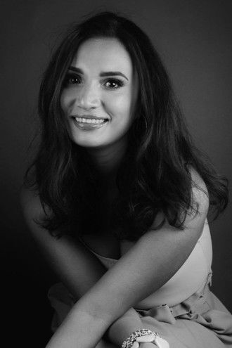 Olinka Velázquez as Voz mensaje