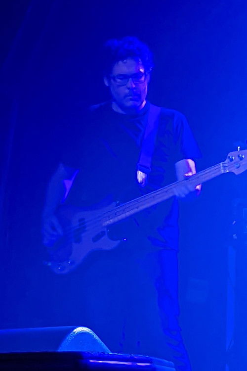 Miguel López as Bajo y coros (self)