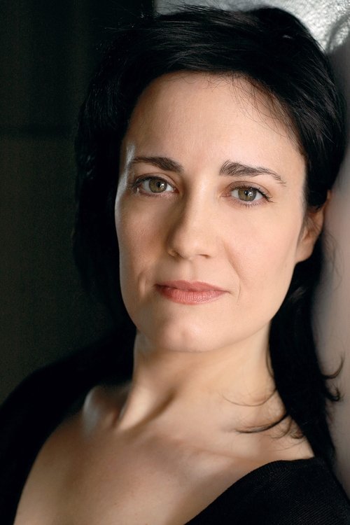 Coralina Cataldi-Tassoni as Giulia