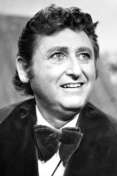 Luis Manuel Pelayo as Walter