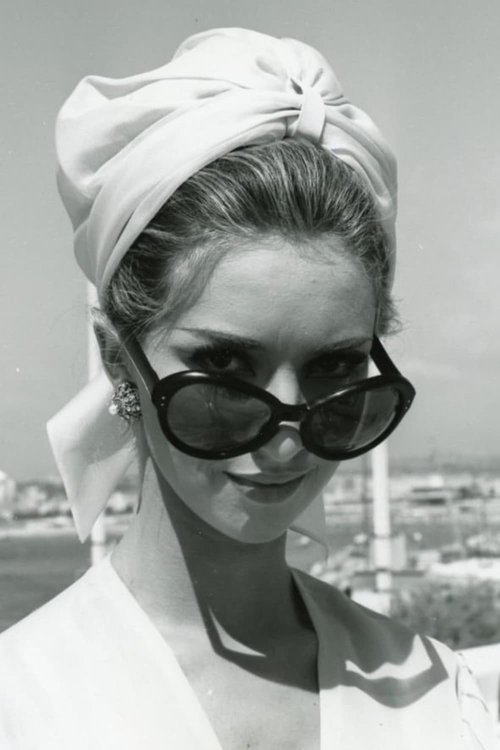 Yori Bertin as Colette, une pensionnaire (sketch "La Fermeture" & “Le Procès”)