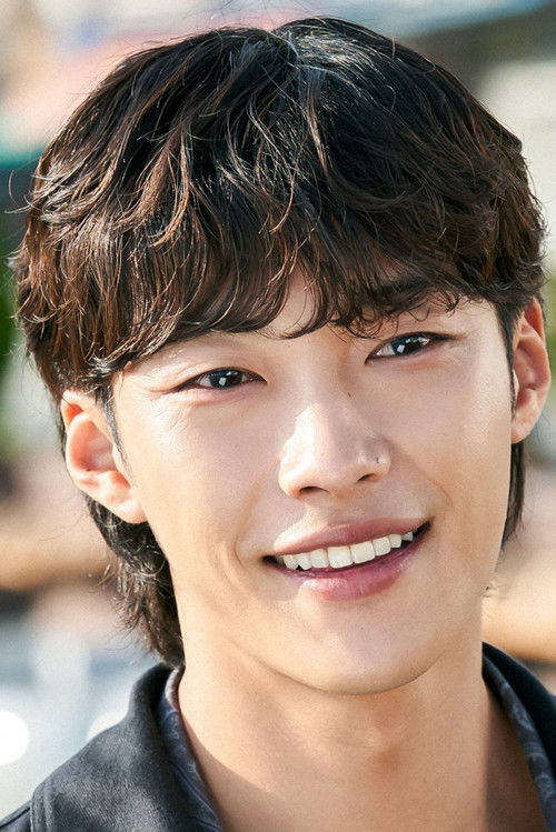 Woo Do-hwan as Kim Gun-woo