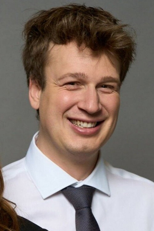 Marcus Eklund as Vært