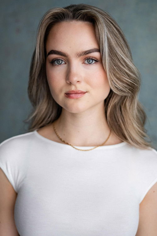 Jasmine Kheen as Pianist