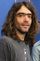 Andrei Duarte as Irmão do Jorel / Beto Cachinhos / Rambozo (voice)