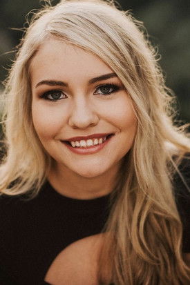 Alyssa Paige as Arianna