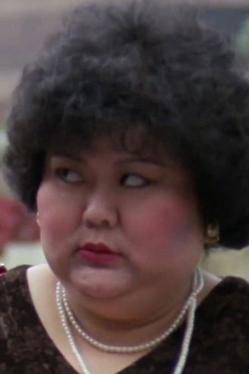 Tsui Oi-Sam as Cheng's wife